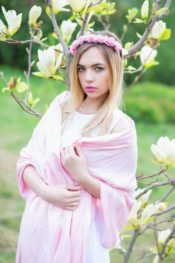 Sevimli genç kadın kameraya poz  