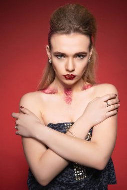 kameraya poz makyaj ile muhteşem bir kadın  