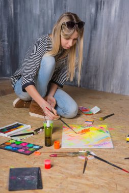 Katta oturan ve çizim genç ve güzel kadın