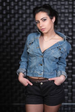Seksi esmer kadın kameraya poz  