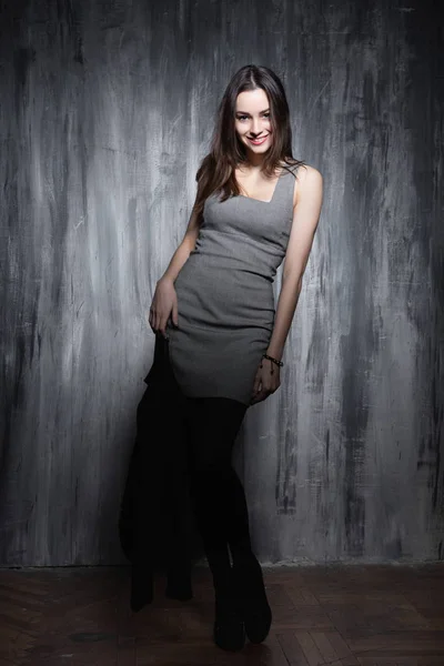Junge Frau Grauen Kleid Posiert Studio — Stockfoto