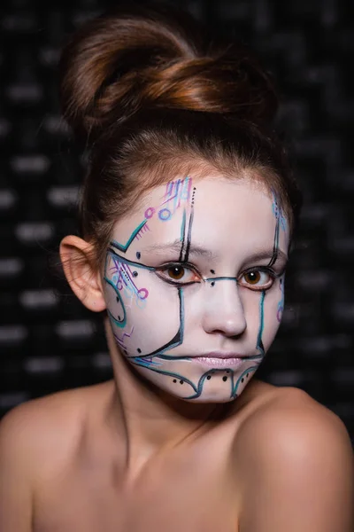 Portret Van Tienermeisje Met Kleurrijke Verf Gezicht Studio — Stockfoto