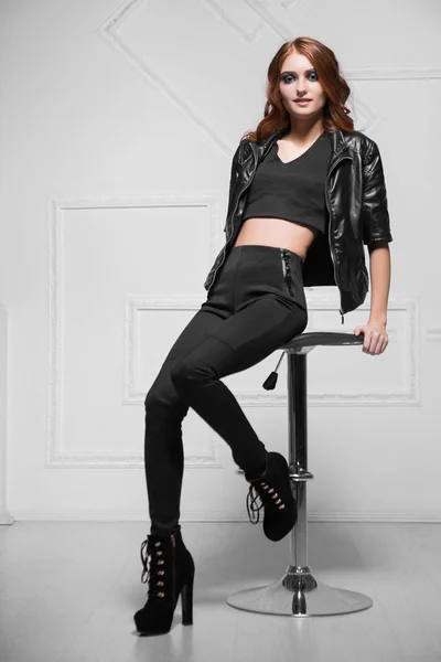 Młoda Kobieta Czarne Modne Ubrania Buty Obcasie Pozowanie Studio — Zdjęcie stockowe