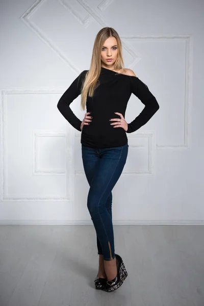 Çekici Genç Kadın Mavi Kot Pantolon Siyah Bluz Poz — Stok fotoğraf