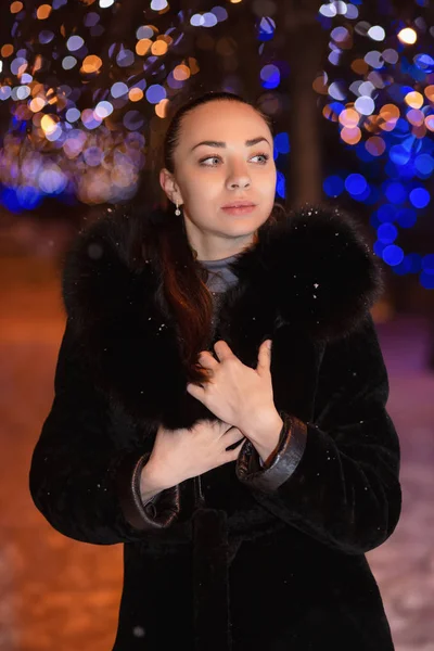 Молодая Женщина Зимней Куртке Улице — стоковое фото