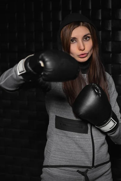 Ritratto Donna Bruna Con Guanti Boxe Studio — Foto Stock