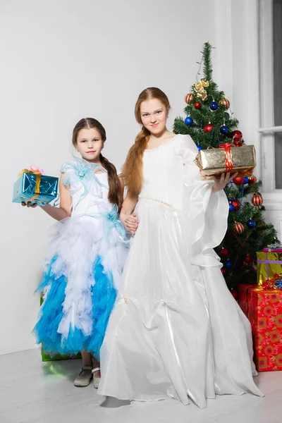 Irmãs Vestidos Festivos Posando Perto Árvore Natal Estúdio — Fotografia de Stock