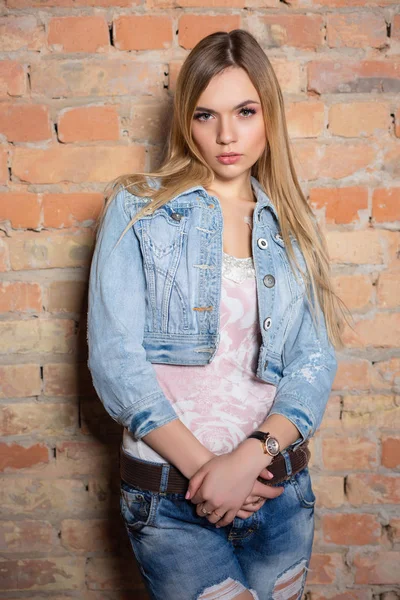 Çekici bir kadın stüdyoda poz veriyor.