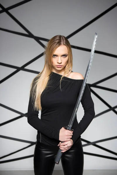 Siyah Giysiler Ile Çelik Kılıç Genç Kadın — Stok fotoğraf