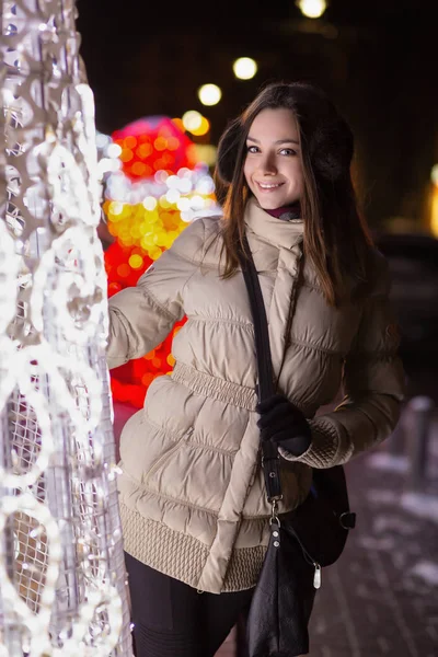 Młoda Kobieta Płaszcz Zimowy Ulicy — Zdjęcie stockowe