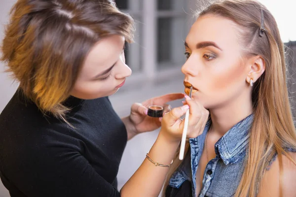 Makeup Artist Doing Make Young Beautiful Model — Stock Photo, Image