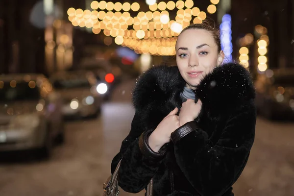 Kış Ceket Sokakta Genç Kadın — Stok fotoğraf