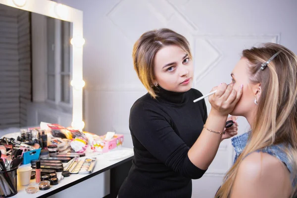 Makeup Artist Doing Make Young Beautiful Model — Stock Photo, Image