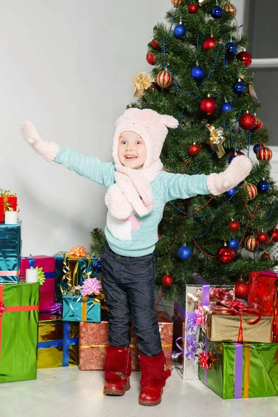 Gadis Kecil Yang Bahagia Berdiri Dekat Pohon Natal Dan Membungkus — Stok Foto
