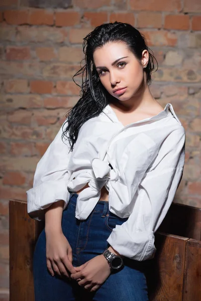 Portrait Pretty Brunette Woman Posing Camera — Stock Photo, Image