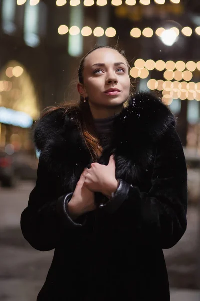 Молодая Женщина Зимней Куртке Улице — стоковое фото