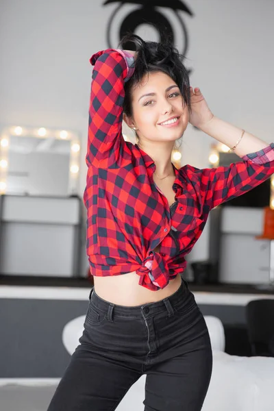 Mujer Alegre Posando Estudio —  Fotos de Stock