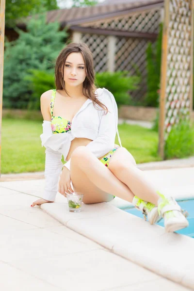 Atractiva Joven Mujer Traje Baño Brillante Posando Cámara —  Fotos de Stock
