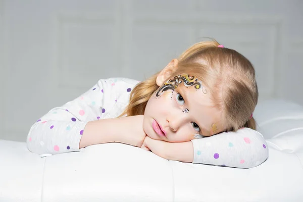 Porträt Eines Kleinen Mädchens Mit Buntem Gesicht — Stockfoto