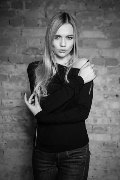 Black White Photo Young Woman Standing Brick Wall Backdrop — Stock Photo, Image