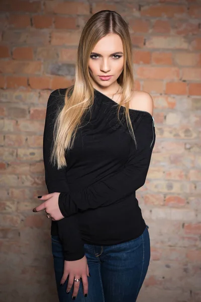 Mujer Rubia Joven Posando Sobre Fondo Pared Ladrillo — Foto de Stock