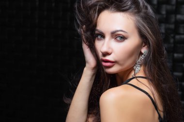 Siyah arka plan üzerinde güzel genç bayan 