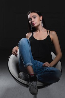 Siyah arka plan üzerinde güzel genç bayan 