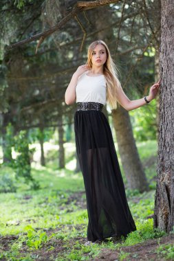 ormanda genç güzel sarışın kadının portresi