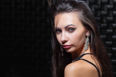 Siyah arka plan üzerinde güzel genç bayan 