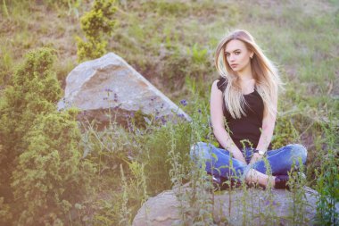 Yaz parkında güzel sarışın bir kadın.