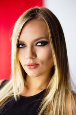 Siyah elbiseli güzel bir kadın.