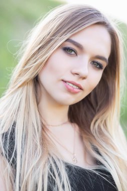 Yaz parkında güzel sarışın bir kadın.