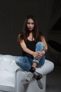 Siyah arka plan üzerinde güzel genç bayan  