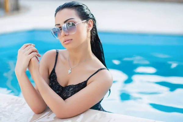 Giovane Donna Bruna Sexy Che Riposa Piscina — Foto Stock