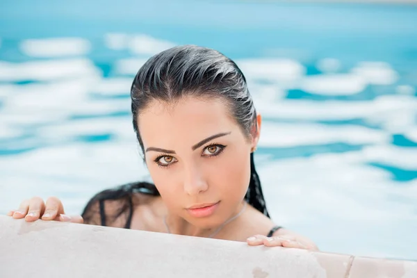 Young Sexy Brunette Woman Resting Swimming Pool — 스톡 사진