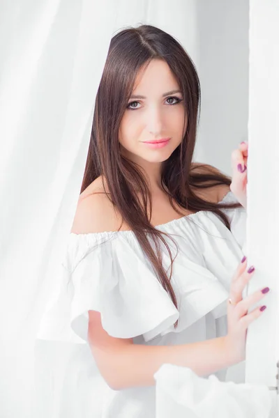 Junge Schöne Frau Eleganten Weißen Kleid — Stockfoto