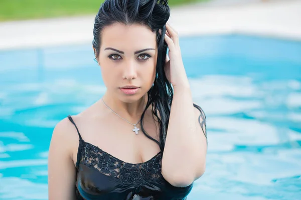 Young Sexy Brunette Woman Resting Swimming Pool — 스톡 사진