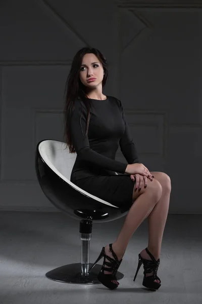 Junge Schöne Frau Eleganten Schwarzen Kleid — Stockfoto