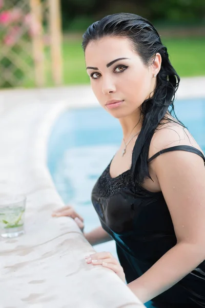 Νεαρή Σέξι Μελαχρινή Γυναίκα Ξεκουράζεται Στην Πισίνα — Φωτογραφία Αρχείου