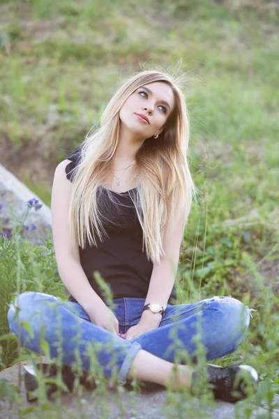 Mladá Krásná Blondýna Žena Letním Parku — Stock fotografie
