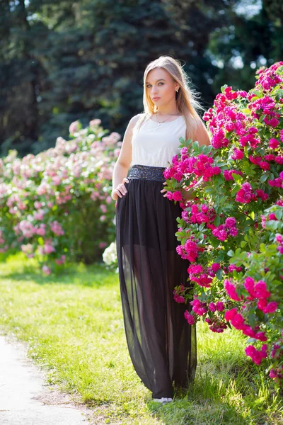 夏の公園で若い美しいブロンドの女性 — ストック写真