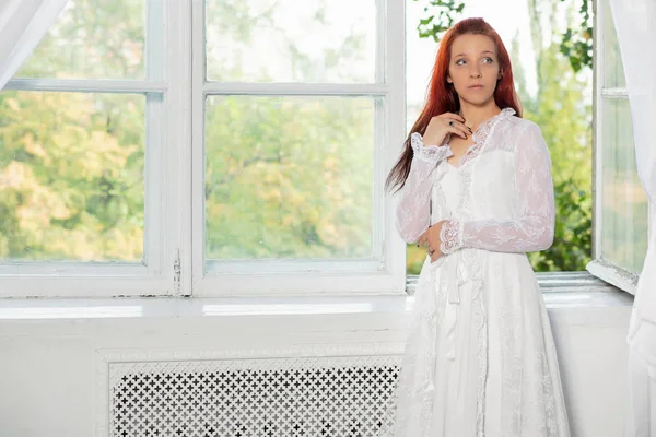 Señorita Con Pelo Rojo Elegante Vestido Blanco —  Fotos de Stock