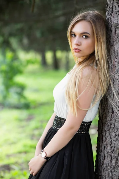 Портрет Молодой Красивой Блондинки Лесу — стоковое фото
