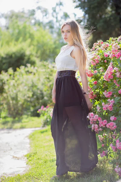 Jovem Bela Mulher Loira Parque Verão — Fotografia de Stock