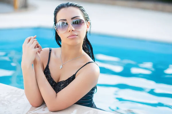 Jovem Sexy Morena Mulher Descansando Piscina — Fotografia de Stock