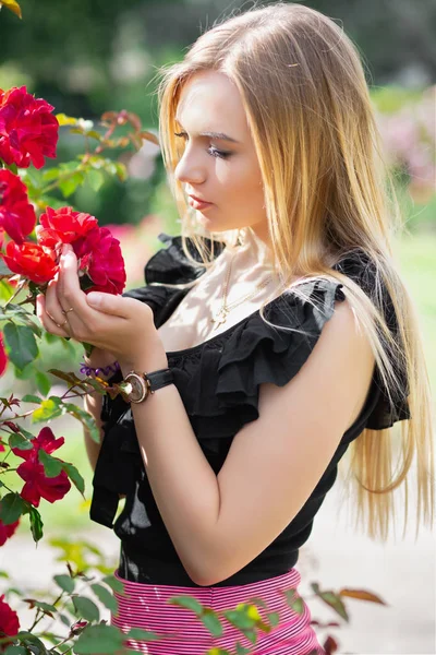 Porträt Einer Jungen Schönen Blonden Frau Sommerpark Mit Blumen — Stockfoto