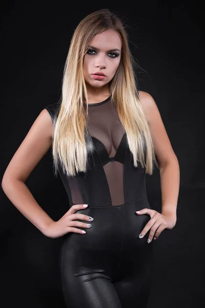 Jovem Bela Mulher Roupas Pretas Posando Fundo Preto — Fotografia de Stock