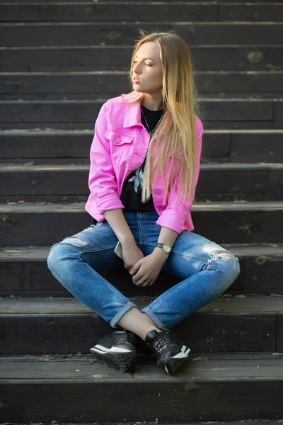 Yaz parkında güzel sarışın bir kadın.