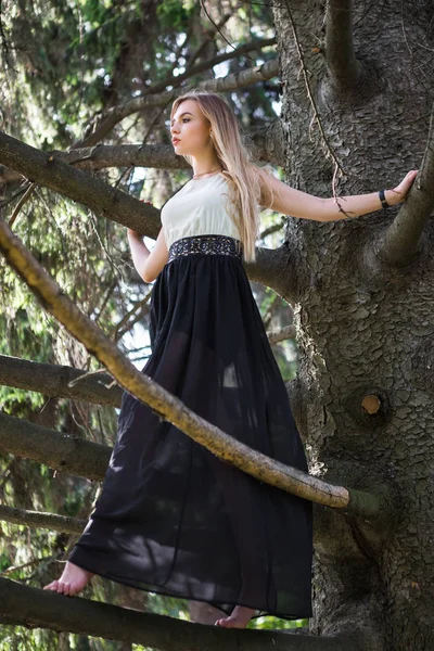 Porträtt Ung Vacker Blond Kvinna Skogen — Stockfoto