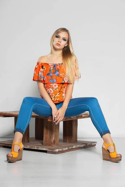 Ung Vacker Kvinna Ljusa Blus Och Jeans Poserar Vit Bakgrund — Stockfoto